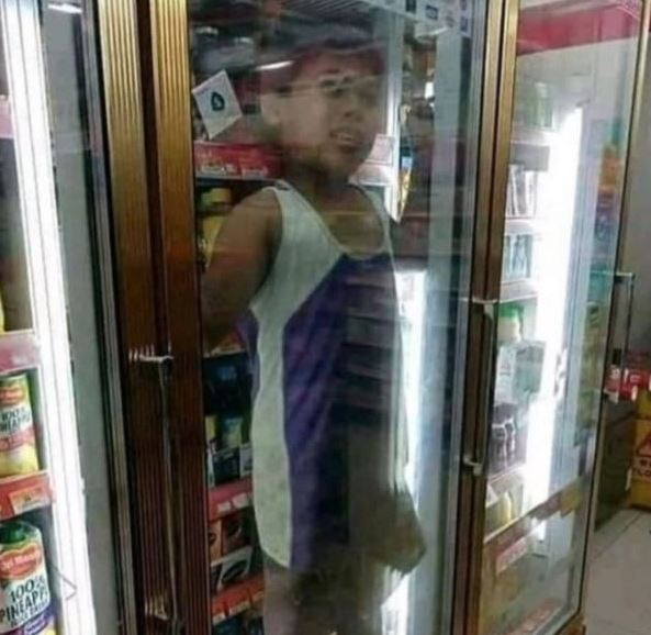 Potret kocak orang ngadem di kulkas Berbagai sumber