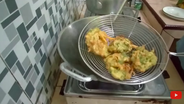 Trik mudah bikin adonan bakwan agar berongga, renyah, dan tidak menyerap minyak