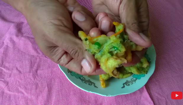 Trik mudah bikin adonan bakwan agar berongga, renyah, dan tidak menyerap minyak