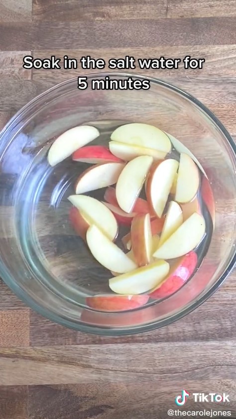 Cara menyimpan apel yang sudah dipotong supaya tetap segar dan warnanya tak berubah sampai 1 minggu