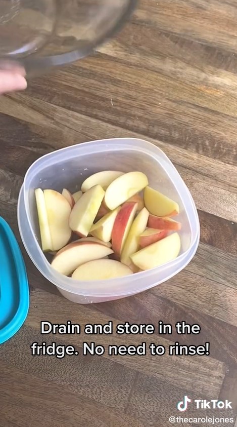 Cara menyimpan apel yang sudah dipotong supaya tetap segar dan warnanya tak berubah sampai 1 minggu