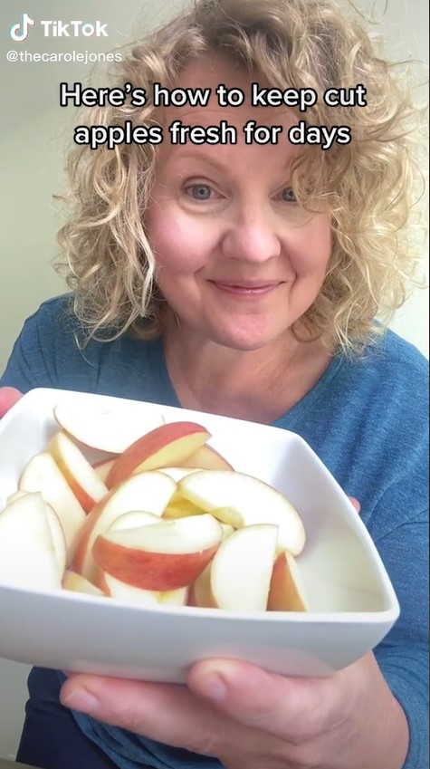 Cara menyimpan apel yang sudah dipotong supaya tetap segar dan warnanya tak berubah sampai 1 minggu