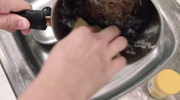 Tanpa menggunakan sabun cuci piring, ini cara bersihkan kerak panci cuma pakai satu bahan dapur