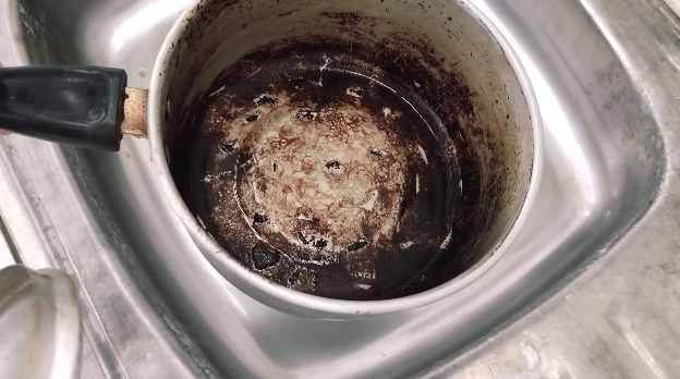 Tanpa menggunakan sabun cuci piring, ini cara bersihkan kerak panci cuma pakai satu bahan dapur