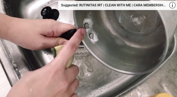 Tanpa menggunakan sabun cuci piring, ini cara bersihkan kerak panci cuma pakai satu bahan dapur