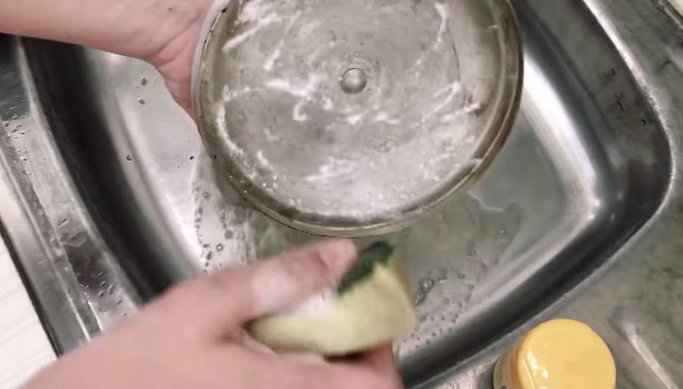 Tanpa menggunakan sabun cuci piring, ini cara bersihkan kerak panci cuma pakai satu bahan dapur