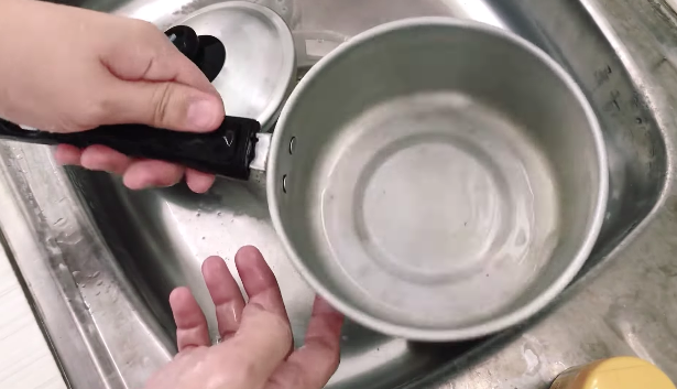 Tanpa menggunakan sabun cuci piring, ini cara bersihkan kerak panci cuma pakai satu bahan dapur