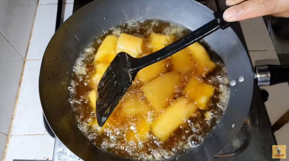 Trik menggoreng singkong yang keras karena berkualitas buruk agar bisa empuk dan cantik merekah