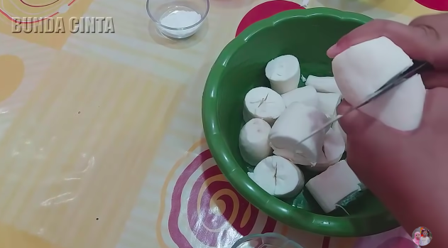 Tanpa perlu dikukus, ini trik bikin singkong goreng agar gurih, mekar, dan renyah tahan lama