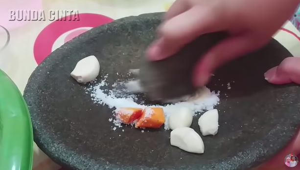 Tanpa perlu dikukus, ini trik bikin singkong goreng agar gurih, mekar, dan renyah tahan lama