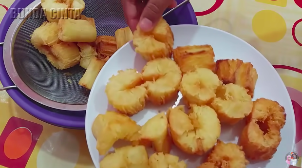 Tanpa perlu dikukus, ini trik bikin singkong goreng agar gurih, mekar, dan renyah tahan lama