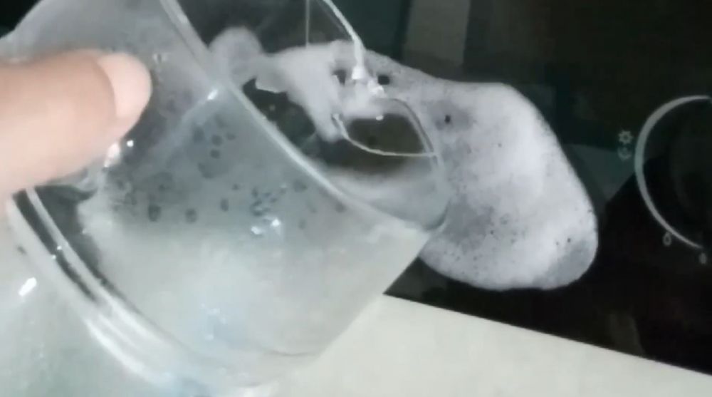 Cara membersihkan noda membandel di kaca kompor gas tanam, simpel hanya pakai dua bahan