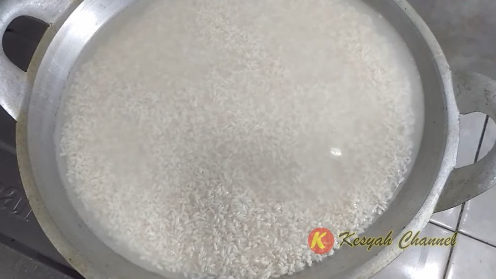 Cuma dikukus sekali, trik masak beras ketan ini antiribet dan hemat gas