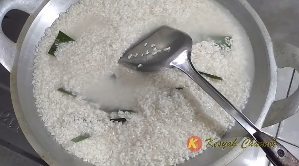 Cuma dikukus sekali, trik masak beras ketan ini antiribet dan hemat gas
