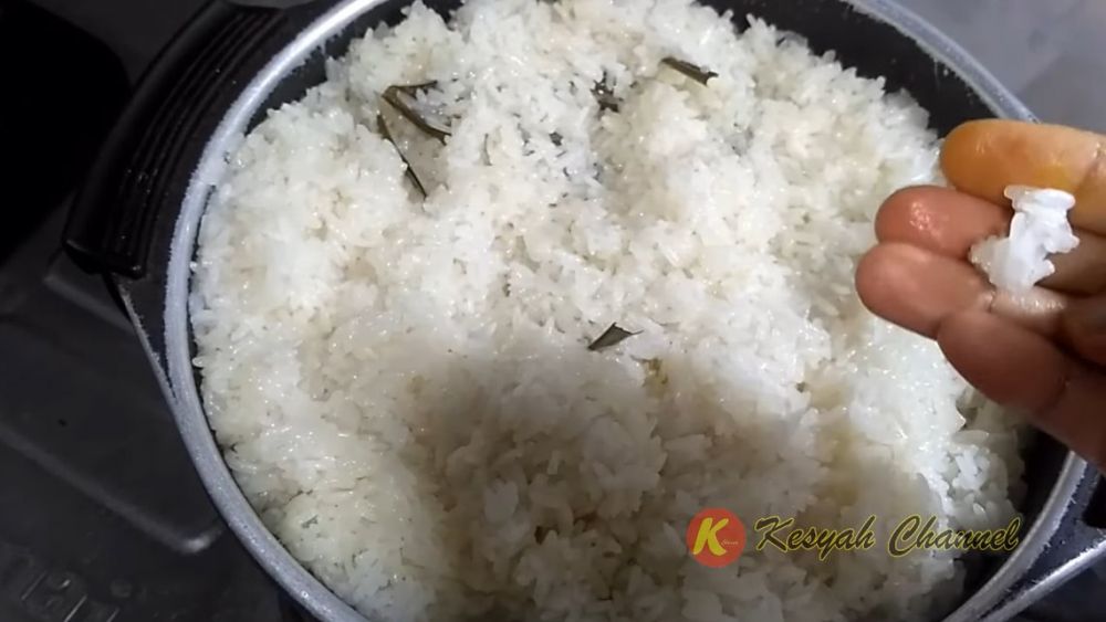 Cuma dikukus sekali, trik masak beras ketan ini antiribet dan hemat gas