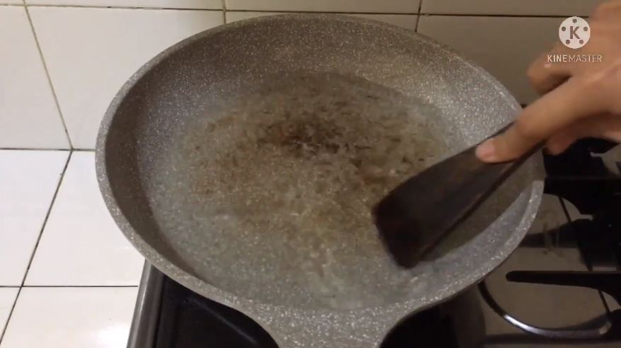 Tanpa sabun, ini cara sederhana bersihkan noda gosong di teflon cuma pakai 2 bahan dapur