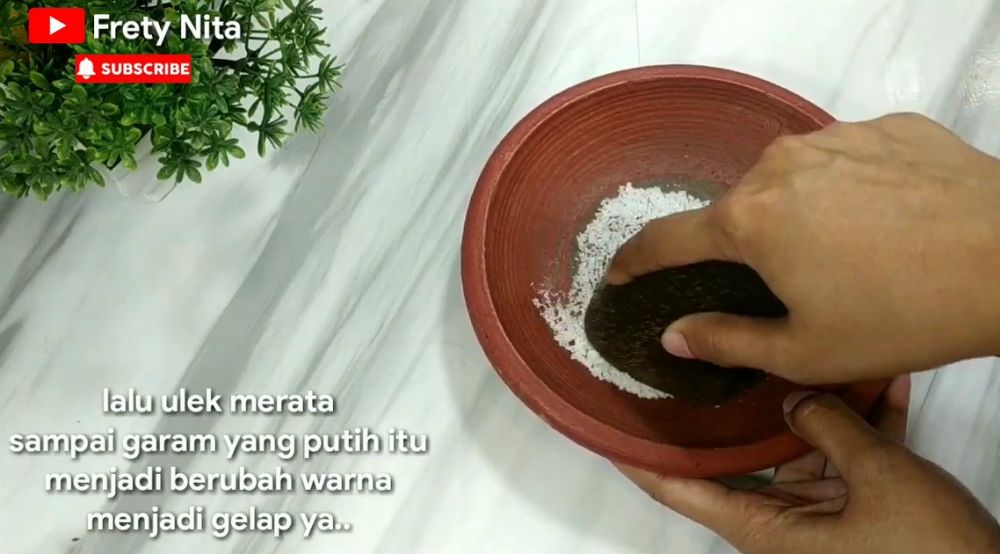 Cara menghilangkan bau tak sedap di cobek tanah liat baru, cukup pakai dua bahan dapur