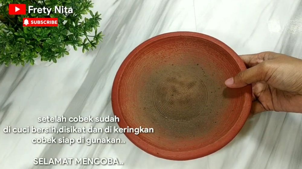 Cara menghilangkan bau tak sedap di cobek tanah liat baru, cukup pakai dua bahan dapur