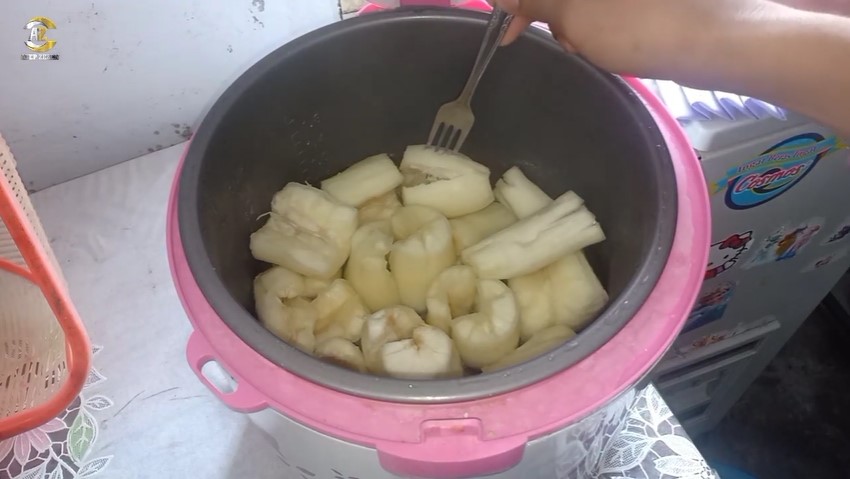 Bukan pakai api kompor, begini cara simpel merebus singkong agar empuk sampai ke dalam