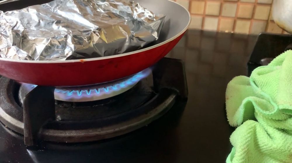 Tanpa microwave, begini trik menghangatkan sisa martabak manis agar tidak gosong