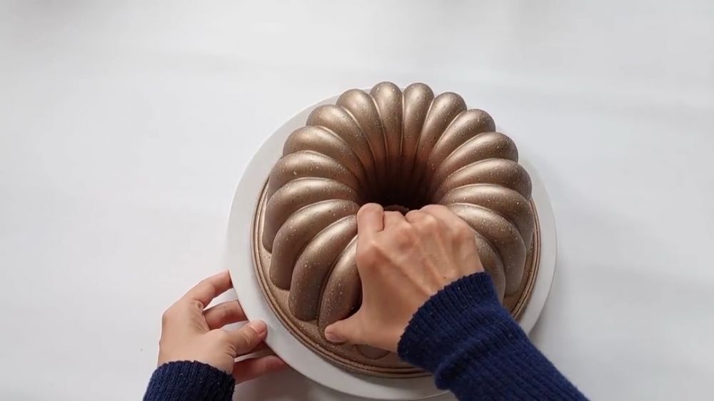 Pakai satu alat makan, ini trik praktis melepaskan puding dari loyang agar hasilnya cantik dan utuh