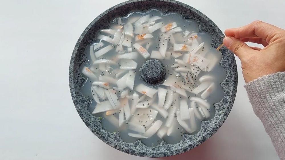 Pakai satu alat makan, ini trik praktis melepaskan puding dari loyang agar hasilnya cantik dan utuh