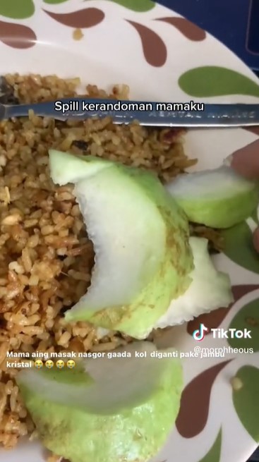 Bukan pakai timun, topping lalapan di nasi goreng ala warganet ini penampakannya bikin ketawa geli