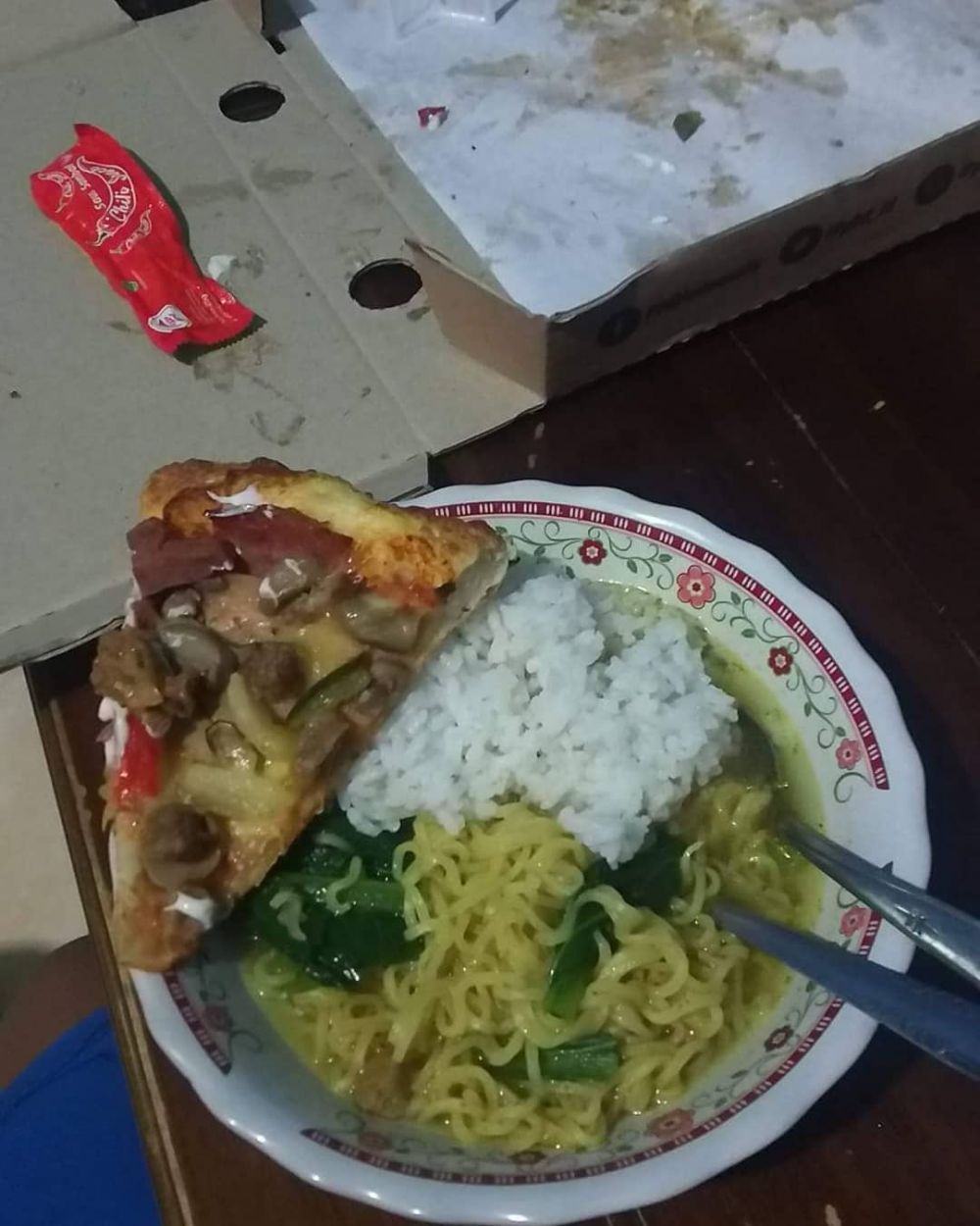 makan mi pakai nasi © berbagai sumber