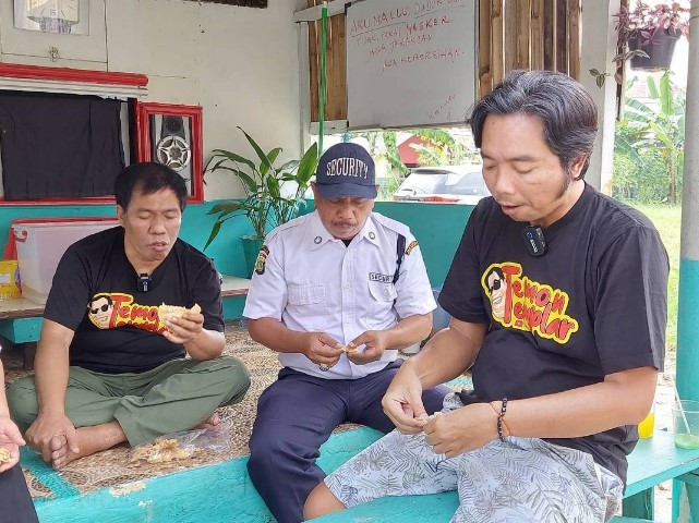 Temon jadi ayah galak di Para Pencari Tuhan © berbagai sumber