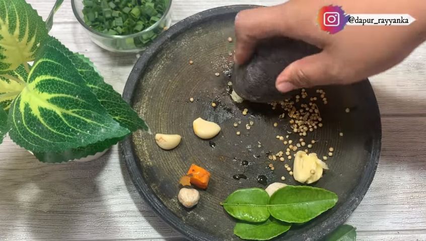 Trik bikin adonan mendoan Purwokerto makin renyah tahan lama saat digoreng, jangan asal pakai tepung