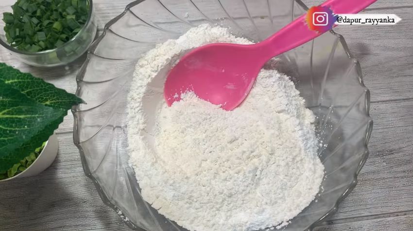 Trik bikin adonan mendoan Purwokerto makin renyah tahan lama saat digoreng, jangan asal pakai tepung