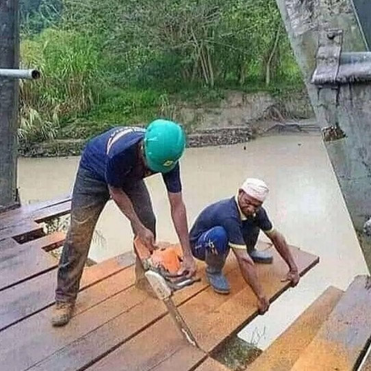 tukang bangunan gotong royong © berbagai sumber tukang bangunan gotong royong © berbagai sumber