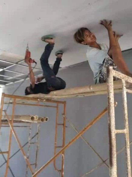 tukang bangunan gotong royong © berbagai sumber tukang bangunan gotong royong © berbagai sumber