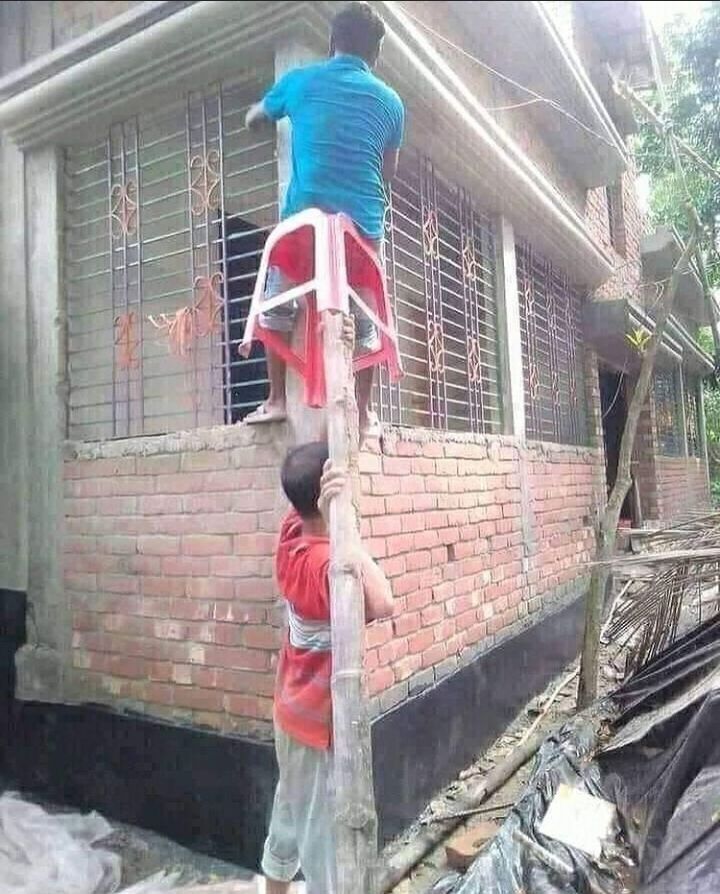 tukang bangunan gotong royong © berbagai sumber tukang bangunan gotong royong © berbagai sumber