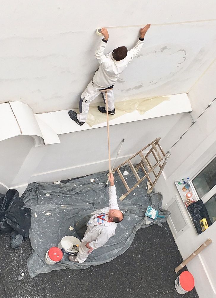 15 Potret kocak tukang bangunan gotong royong saat bekerja, solidaritasnya bikin geleng kepala