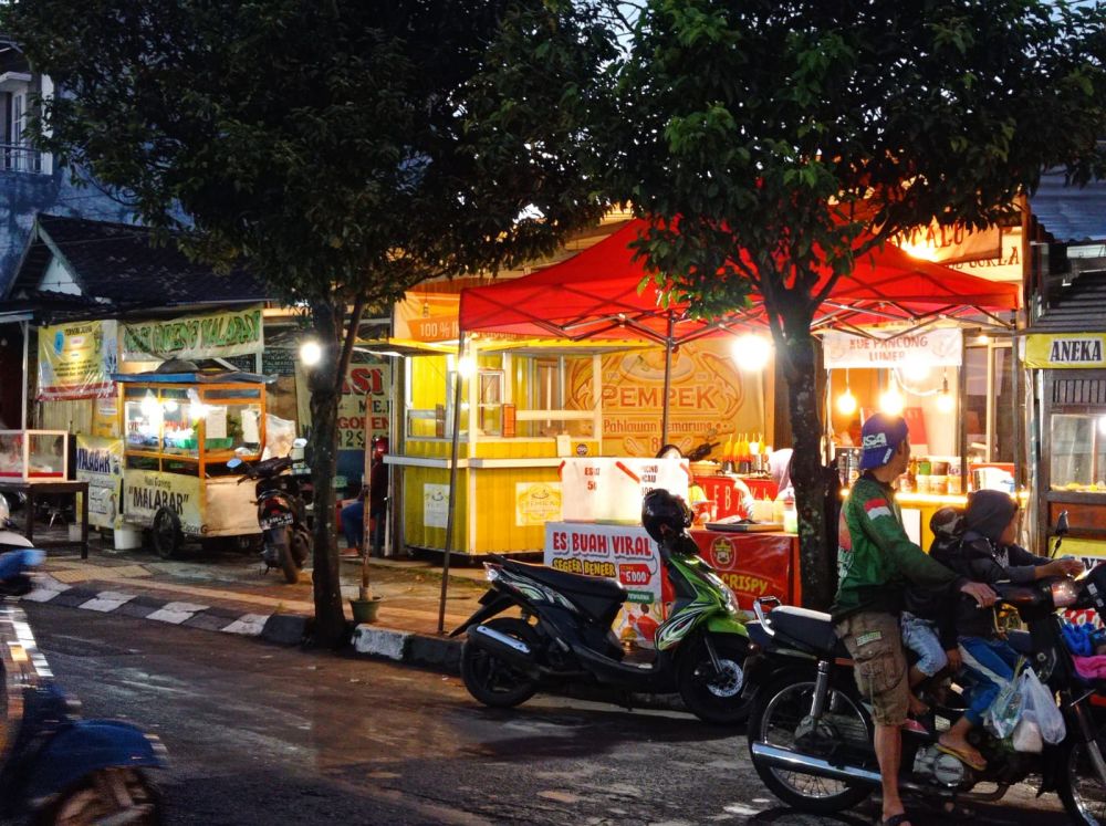 Buka puasa di 'Jalur Gaza' Jogja, spot cari takjil yang nggak pernah sepi pembeli