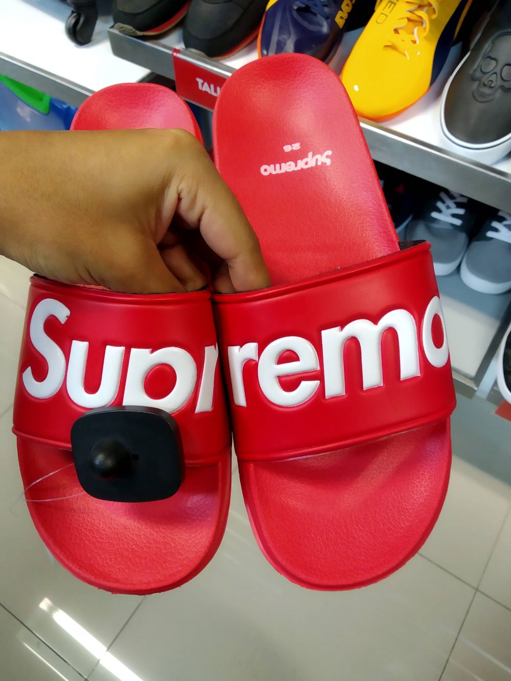 plesetan merek sendal © berbagai sumber