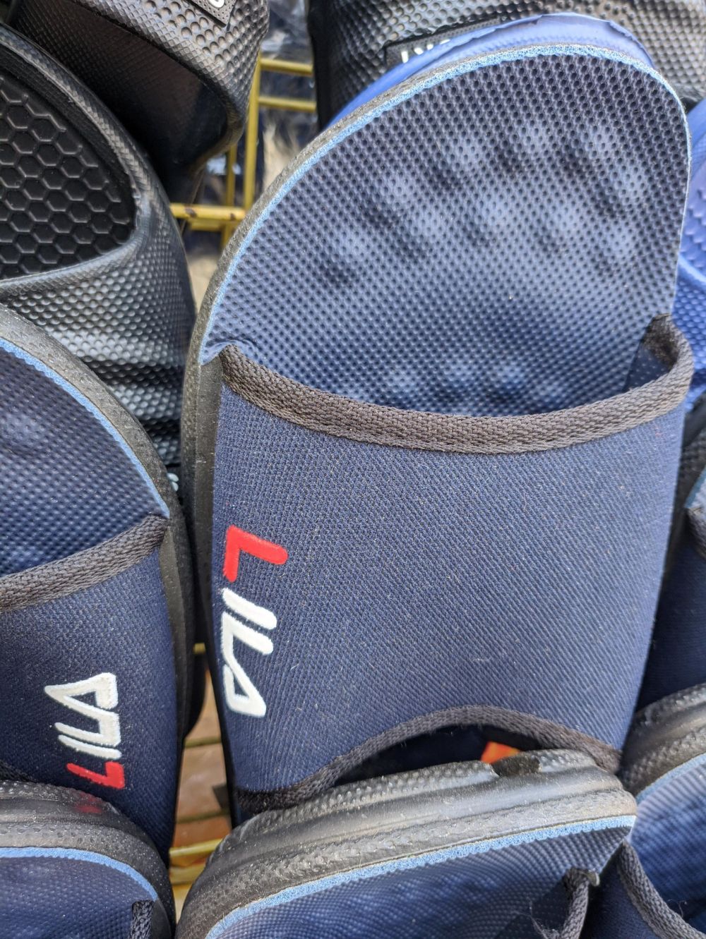 plesetan merek sendal © berbagai sumber