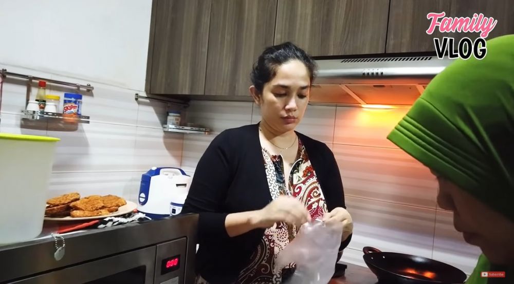 9 Menu sahur Ussy Sulistiawaty ini sederhana ala rumahan, ekonomis dan praktis dibuat