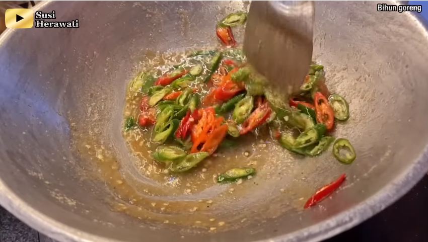 Trik mudah bikin bihun goreng ala resto yang enak, kering, dan warnanya cokelat merata