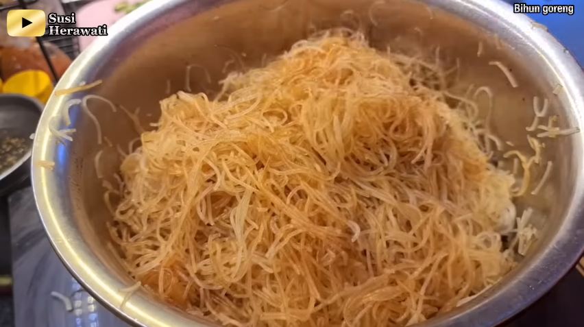 Trik mudah bikin bihun goreng ala resto yang enak, kering, dan warnanya cokelat merata