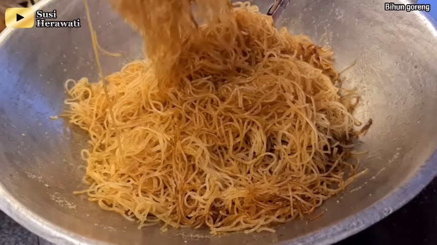 Trik mudah bikin bihun goreng ala resto yang enak, kering, dan warnanya cokelat merata