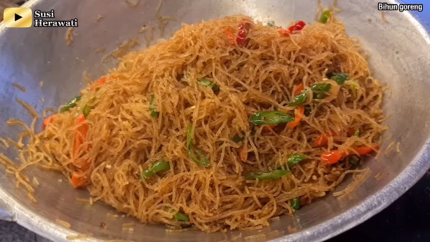 Trik mudah bikin bihun goreng ala resto yang enak, kering, dan warnanya cokelat merata