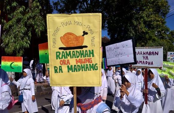 Spanduk imbauan bulan Ramadhan Berbagai sumber