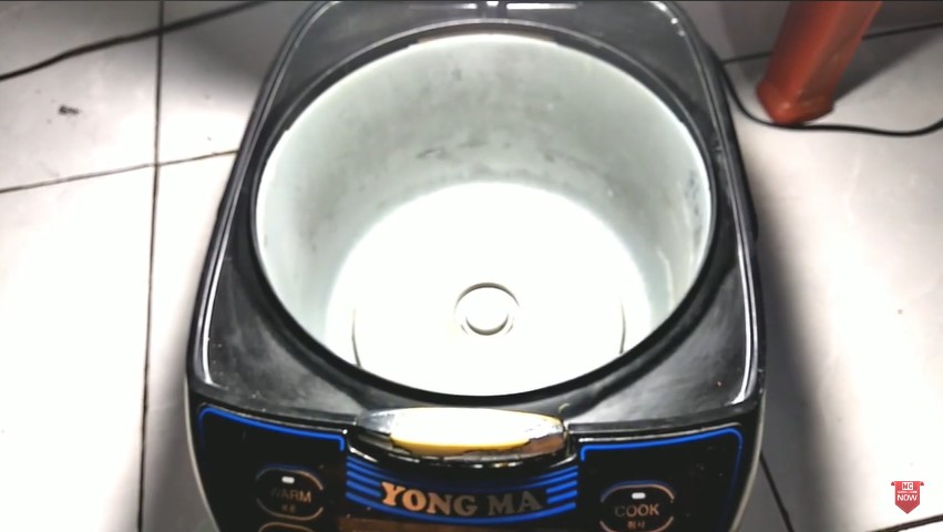 Tanpa sitrun, ini trik bersihkan kerak di bagian dalam magic com agar kinclong seperti baru lagi