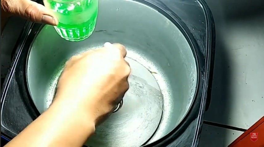 Tanpa sitrun, ini trik bersihkan kerak di bagian dalam magic com agar kinclong seperti baru lagi