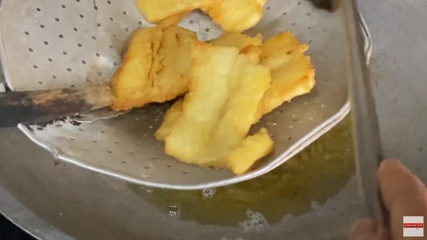 Tanpa tambahan tepung, ini trik bikin singkong krispi yang enak dan renyah meski sudah dingin