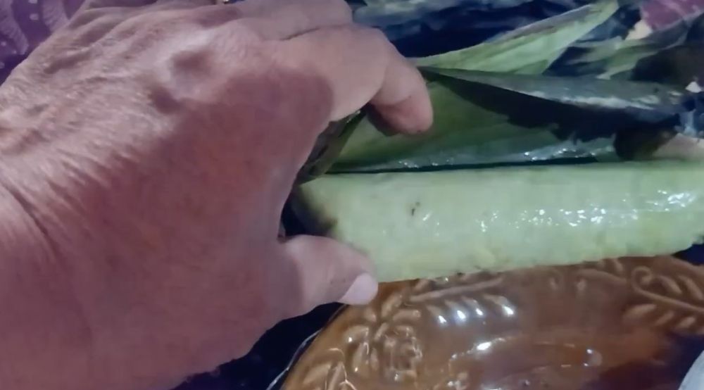 Bukan direbus atau dikukus, ini cara menghangatkan sisa lontong agar tak lembek dan berair