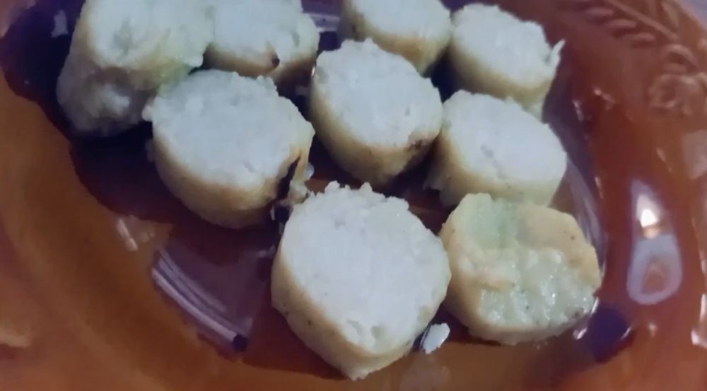 Bukan direbus atau dikukus, ini cara menghangatkan sisa lontong agar tak lembek dan berair