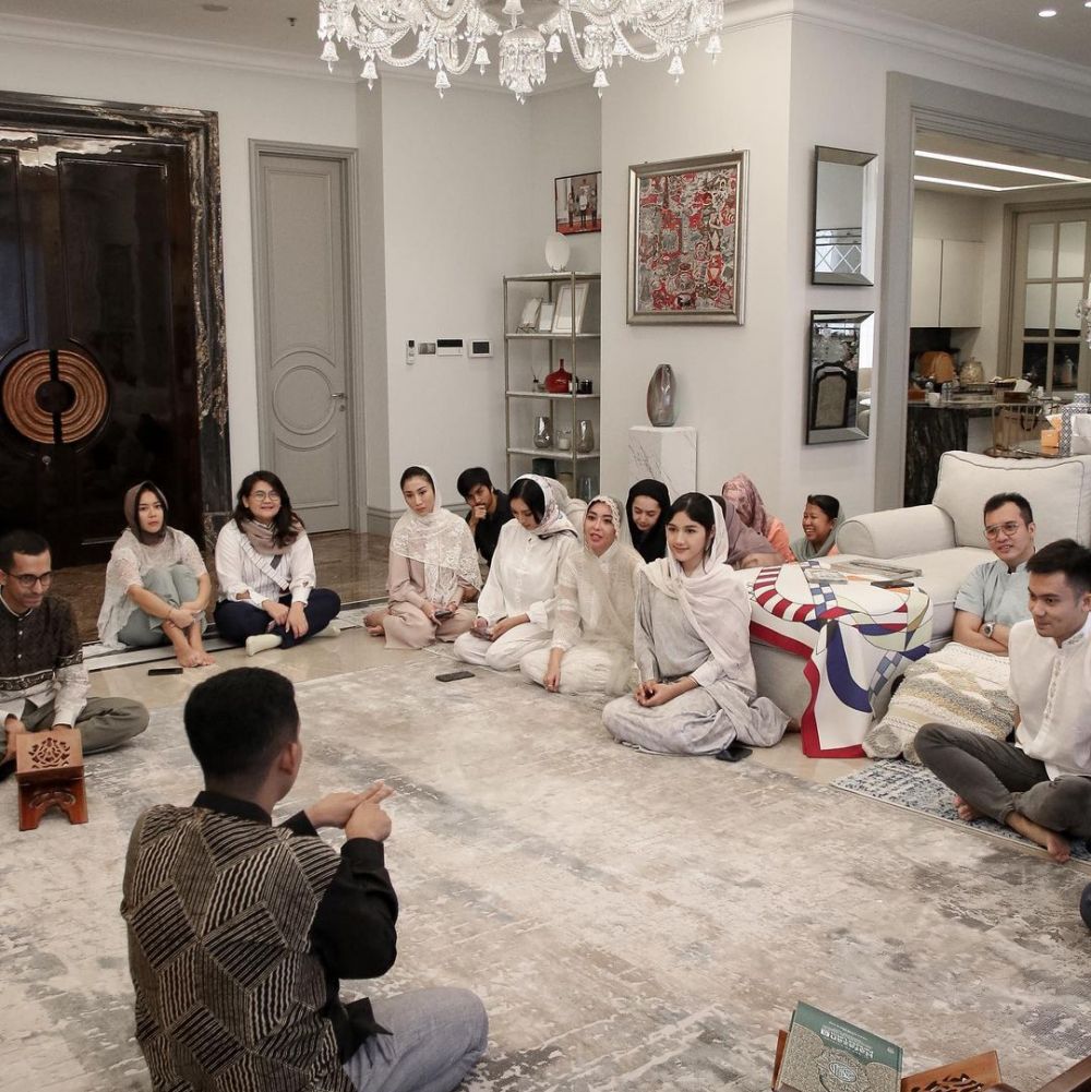 Erina Gudono ikut kajian Ramadhan © 2023 brilio.net Erina Gudono ikut kajian Ramadhan © 2023 brilio.net